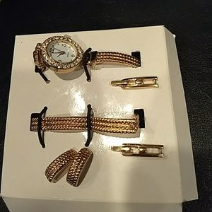 019,NEWAVON Sparkling Watch Giftset in catch all tray.